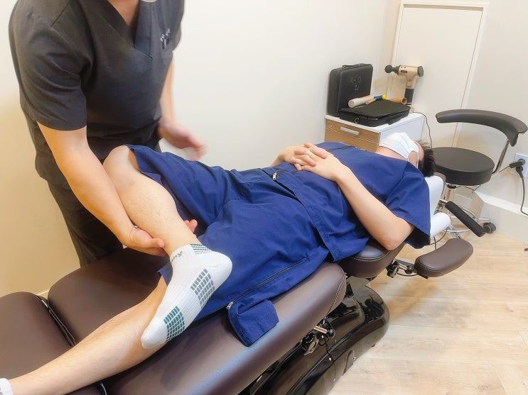 의료진이 환자를 진찰하거나 수기 치료하는 장면