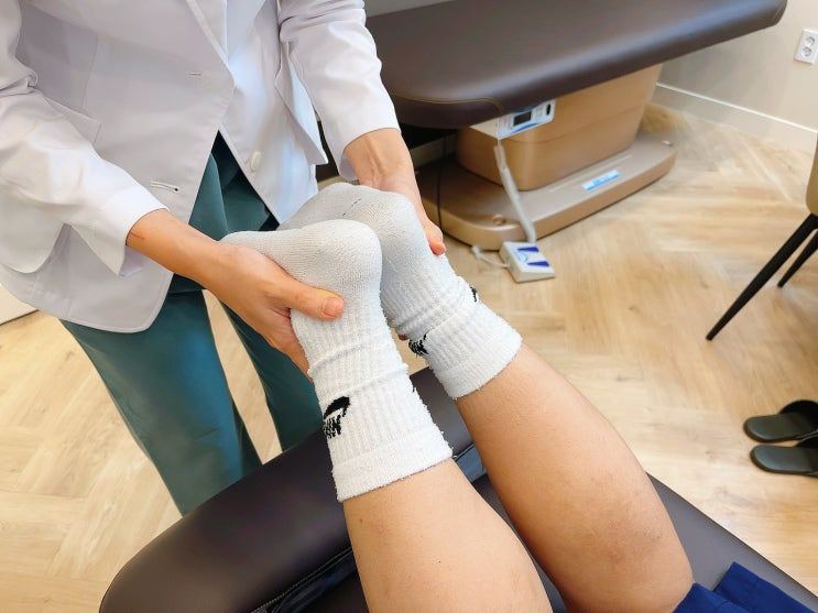 의료진이 환자를 진찰하거나 수기 치료하는 장면